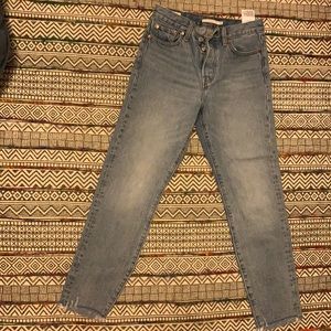 Levi’s mid rise light wash denim jeans size 26